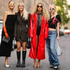 Vier Frauen präsentieren unterschiedliche Dresscodes: von elegantem Schwarz über lässige Jeans bis hin zu auffälligem Rot.