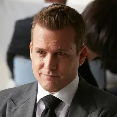 Harvey Specter im eleganten grauen Anzug, bereit für den nächsten Fall.