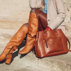Stiefel und Tasche in Cognac-Braun: So lassen sich braune Schuhe kombinieren für einen eleganten Herbstlook.