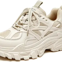 Beige chunky sneaker mit dicker Sohle und Schnürsenkeln. Diese Schuhe sind ein Trend, der zeigt, was sind chunky sneaker.