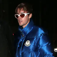 Mann mit auffälliger Moncler Jacke und Sonnenbrille, bereit für die Reinigung.