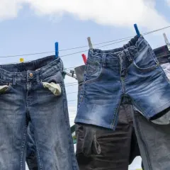 Jeans trocknen an der Leine, frisch gewaschen mit Jeans Waschmittel.