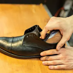 Schuhe weiten: Leder wird mit einem Leisten in Form gebracht, um den perfekten Sitz zu erzielen.