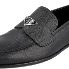 Schwarzer Prada Loafer aus Saffianleder mit silbernem Logo-Dreieck. Die Passform ist eher schmal, wie bei vielen Prada Schuhen.
