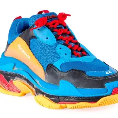 Bunter Balenciaga Triple S Sneaker mit auffälliger Sohle. Die Frage, wie fallen Balenciaga Triple S aus, wird hier nicht beantwortet, aber die Größe 44 ist sichtbar.