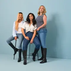 Drei Frauen zeigen, wie man lässige Jeans mit eleganten schwarzen Stiefeln kombiniert. Ein stylischer Look für jeden Tag.