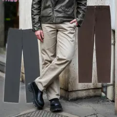 Herren-Outfit: graue Chino kombinieren mit Lederjacke und Chunky Boots. Daneben weitere Hosenfarben.