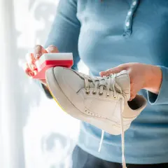 Weiße Sneaker reinigen: Mit einem Schwamm und etwas Reinigungsmittel werden die Schuhe wieder strahlend weiß.