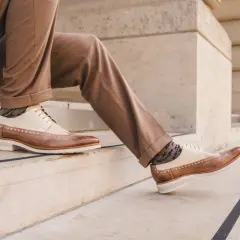 Stilvolle Herrenschuhe mit braunen und cremefarbenen Akzenten, perfekt für jeden Anlass.