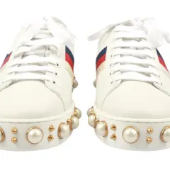 Weiße Gucci Sneaker mit Perlenbesatz und roten/blauen Streifen. Sie fallen größengerecht aus, perfekt für einen luxuriösen Look.