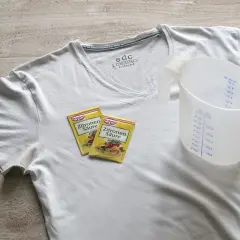 Weiße T-Shirts mit gelben Achselflecken? Zitronensäure und ein Messbecher liegen bereit, um die Flecken zu entfernen.