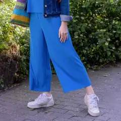 Blaues Culotte-Outfit mit Jeansjacke und bunten Tasche. So lässt sich die Culotte lässig kombinieren.