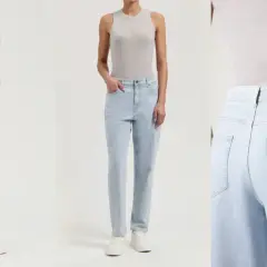 Drei Ansichten einer Frau in hellblauen, schmal zulaufenden Jeans. Das slim tapered jeans bedeutung liegt in der modernen, schmeichelhaften Passform.