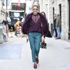 Chino Hose richtig tragen Damen: Olivia Palermo zeigt mit ihrer petrolfarbenen Hose und passendem Oberteil, wie elegant dieser Look sein kann.