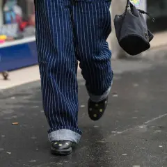 Moderne herren hosen mit umschlag, gestreift, mit Sternen-Schuhen und schwarzer Tasche.