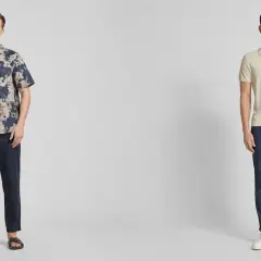 Zwei Männer präsentieren Outfits: links mit gemustertem Hemd und dunkelblauer Chino, rechts mit beige Poloshirt und dunkelblauer Chino.
