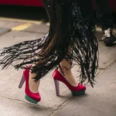 Bunte High Heels Arten mit Plateau und Fransenrock.