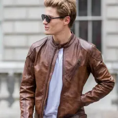 Mann mit brauner Wildlederjacke, die er reinigen möchte. Sonnenbrille und weißes T-Shirt.