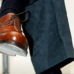 Dunkelblaue Socken passen gut zu diesen braunen Lederschuhen. Ein stilvoller Look für jeden Anlass.