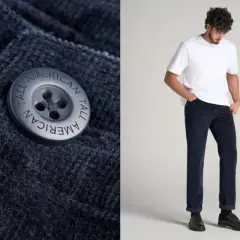 Ein Mann in dunkelblauer Cordhose und weißem T-Shirt. So kann man Cordhose kombinieren Herren für einen lässigen Look.