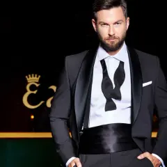 Ein Mann in einem Smoking, der die Frage "was ist ein smoking" beantwortet. Klassisch, elegant und bereit für den roten Teppich.