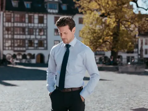 Krawatte zum dunkelblauen Hemd - So gelingt der perfekte Look