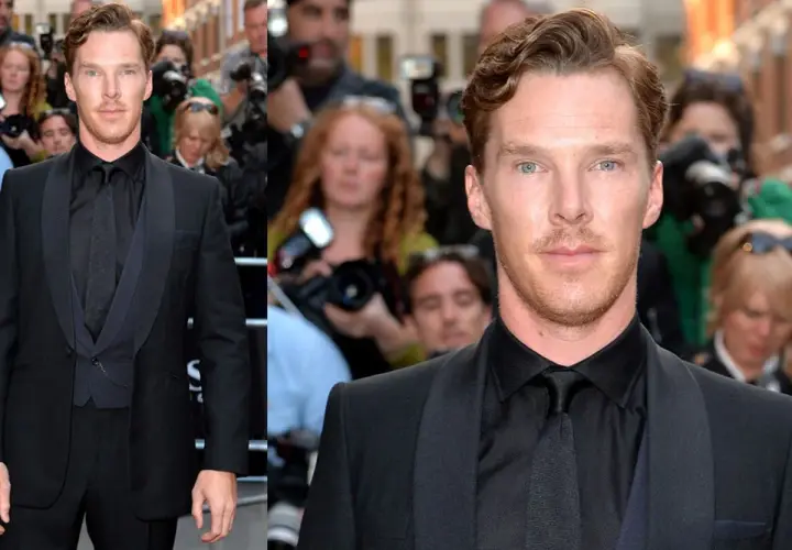 Benedict Cumberbatch im eleganten schwarzen Anzug und schwarzem Hemd, umgeben von Fotografen.