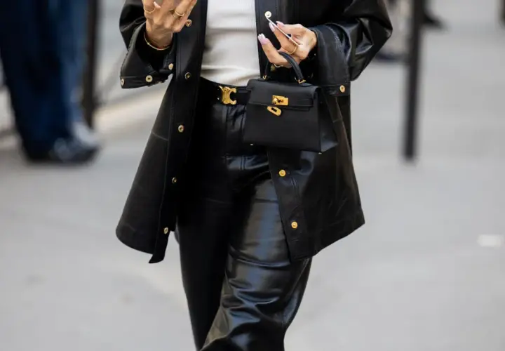 Schwarze Lederhose mit passendem Blazer und kleiner Handtasche. Die Frage "welche schuhe zur schwarzen hose damen" wird hier stilvoll beantwortet: schlichte, elegante Schuhe.