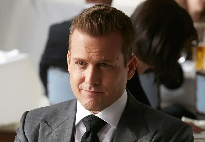Harvey Specter im eleganten grauen Anzug, bereit für den nächsten Fall.