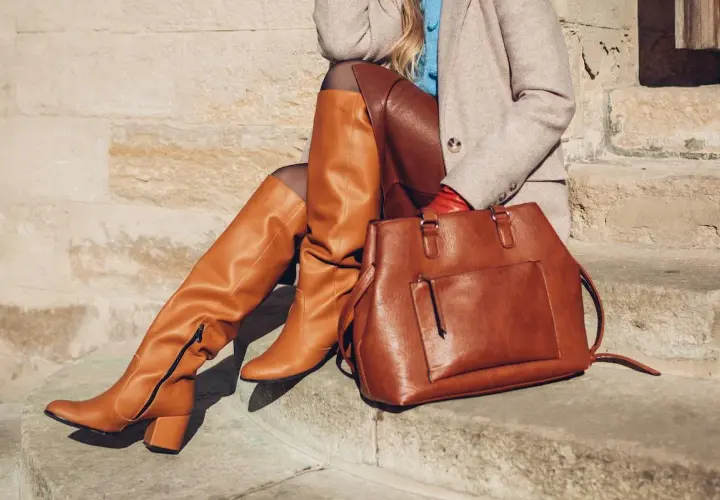 Stiefel und Tasche in Cognac-Braun: So lassen sich braune Schuhe kombinieren für einen eleganten Herbstlook.