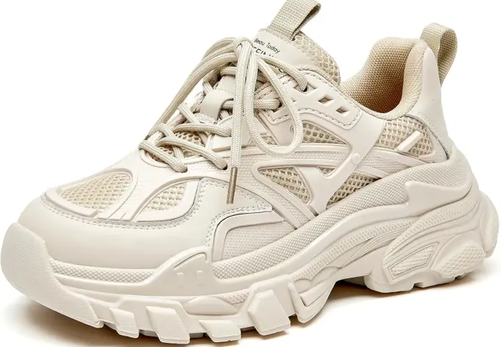 Beige chunky sneaker mit dicker Sohle und Schnürsenkeln. Diese Schuhe sind ein Trend, der zeigt, was sind chunky sneaker.