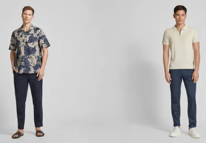 Zwei Männer präsentieren Outfits: links mit gemustertem Hemd und dunklen Hosen, rechts mit hellem Poloshirt und blauen Chinos.
