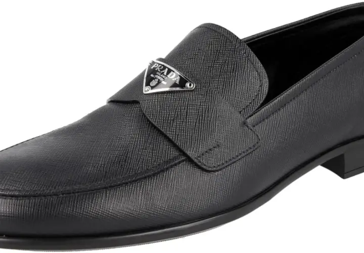 Schwarzer Prada Loafer aus Saffianleder mit silbernem Logo-Dreieck. Die Passform ist eher schmal, wie bei vielen Prada Schuhen.