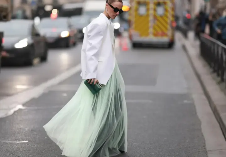 Ein langes Kleid mit Blazer kombinieren: fließender Tüllrock in Mintgrün trifft auf weißen Oversize-Blazer. Elegante Clutch in Smaragdgrün.