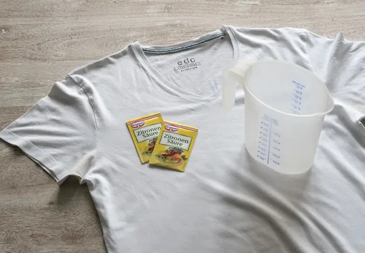 Weiße T-Shirts mit gelben Achselflecken? Zitronensäure und ein Messbecher liegen bereit, um die Flecken zu entfernen.