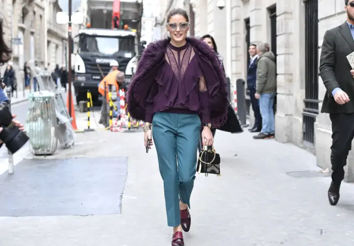 Chino Hose richtig tragen Damen: Olivia Palermo zeigt mit ihrer petrolfarbenen Hose und passendem Oberteil, wie elegant dieser Look sein kann.