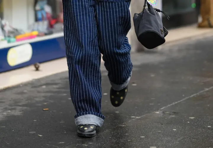 Moderne herren hosen mit umschlag, gestreift, mit Sternen-Schuhen und schwarzer Tasche.