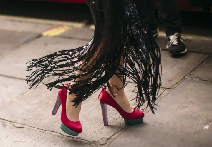 Bunte High Heels Arten mit Plateau und Fransenrock.