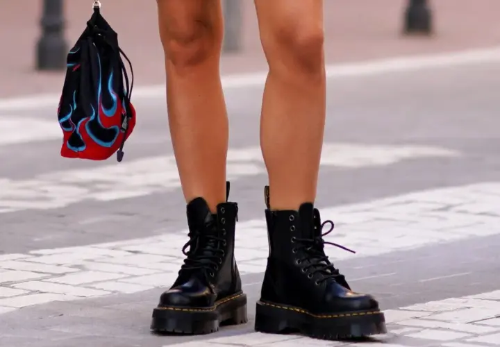 Schwarze Dr. Martens mit Schnürsenkeln und Plateau-Sohle, bereit zum Einlaufen, die Ferse wird sich anpassen.