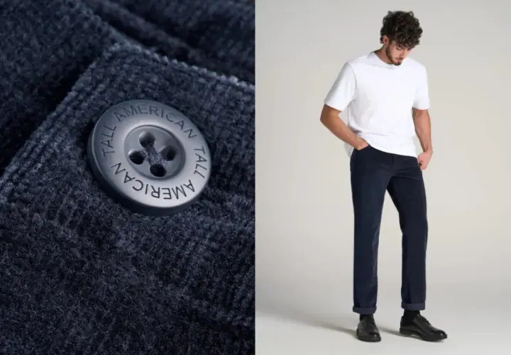 Ein Mann in dunkelblauer Cordhose und weißem T-Shirt. So kann man Cordhose kombinieren Herren für einen lässigen Look.