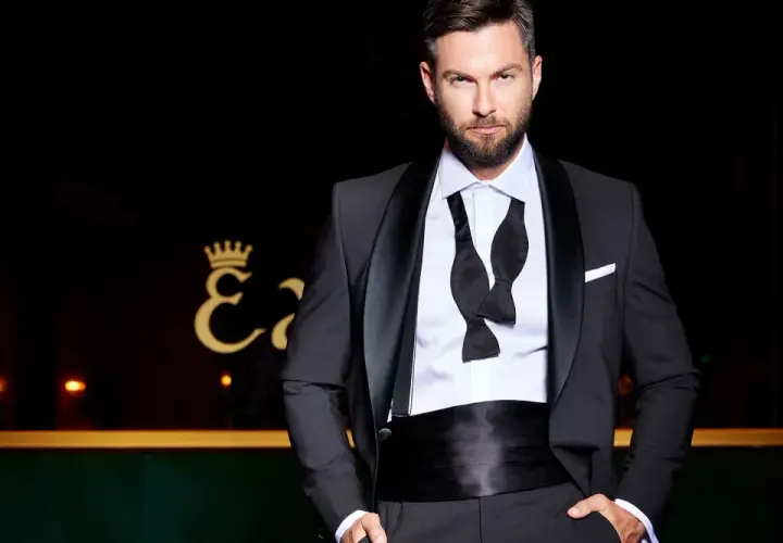 Ein Mann in einem Smoking, der die Frage "was ist ein smoking" beantwortet. Klassisch, elegant und bereit für den roten Teppich.