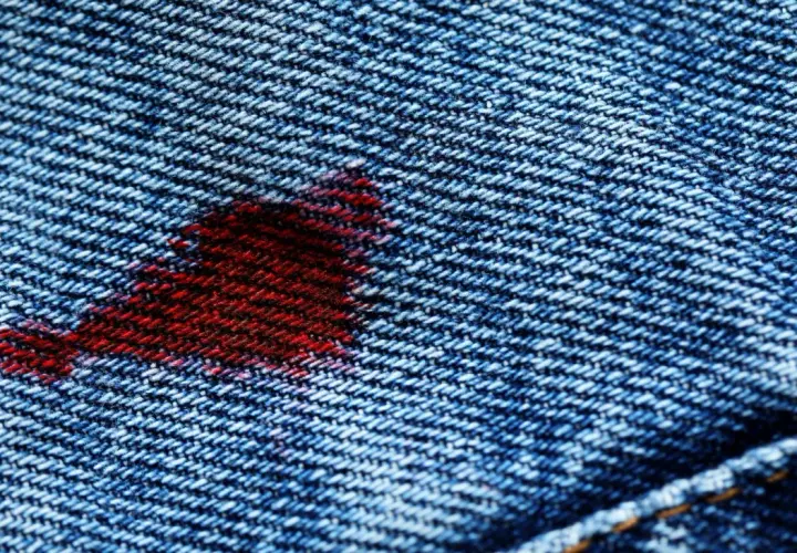 Ein roter Fleck auf blauer Jeans. Ein kleiner Unfall, aber mit den richtigen Mitteln lässt sich Blut aus Jeans entfernen.