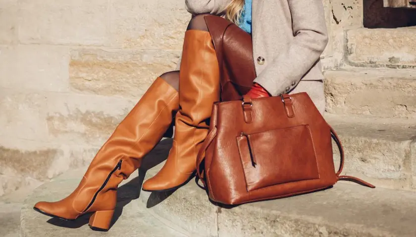 Stiefel und Tasche in Cognac-Braun: So lassen sich braune Schuhe kombinieren für einen eleganten Herbstlook.