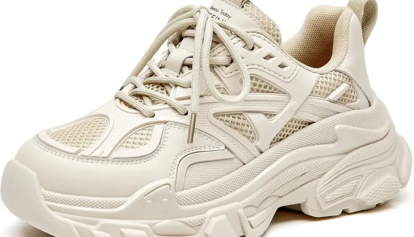 Beige chunky sneaker mit dicker Sohle und Schnürsenkeln. Diese Schuhe sind ein Trend, der zeigt, was sind chunky sneaker.