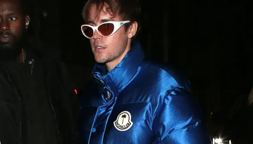 Mann mit auffälliger Moncler Jacke und Sonnenbrille, bereit für die Reinigung.