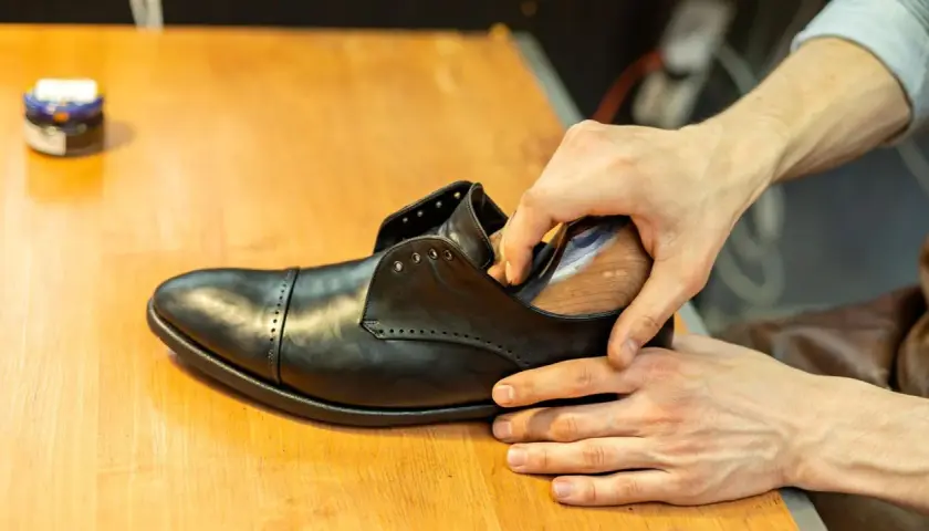 Schuhe weiten: Leder wird mit einem Leisten in Form gebracht, um den perfekten Sitz zu erzielen.