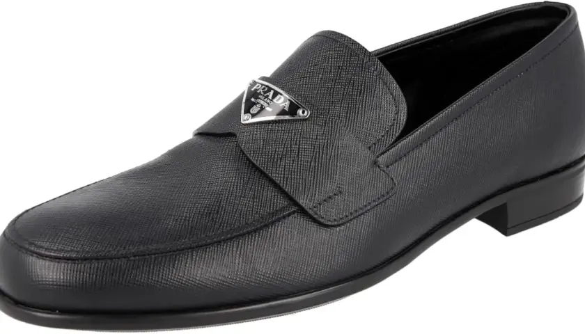 Schwarzer Prada Loafer aus Saffianleder mit silbernem Logo-Dreieck. Die Passform ist eher schmal, wie bei vielen Prada Schuhen.