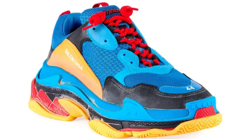 Bunter Balenciaga Triple S Sneaker mit auffälliger Sohle. Die Frage, wie fallen Balenciaga Triple S aus, wird hier nicht beantwortet, aber die Größe 44 ist sichtbar.