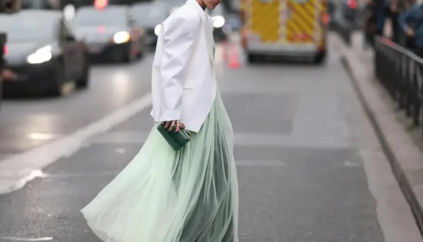 Ein langes Kleid mit Blazer kombinieren: fließender Tüllrock in Mintgrün trifft auf weißen Oversize-Blazer. Elegante Clutch in Smaragdgrün.