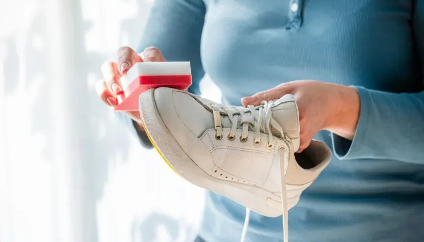 Weiße Sneaker reinigen: Mit einem Schwamm und etwas Reinigungsmittel werden die Schuhe wieder strahlend weiß.